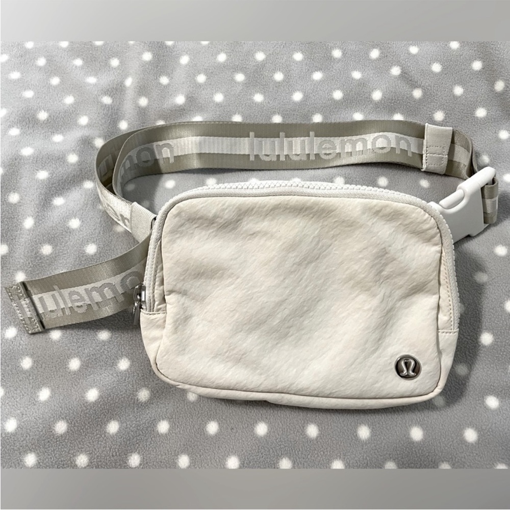 EUC lululemon athletica Cream  Belt Bag